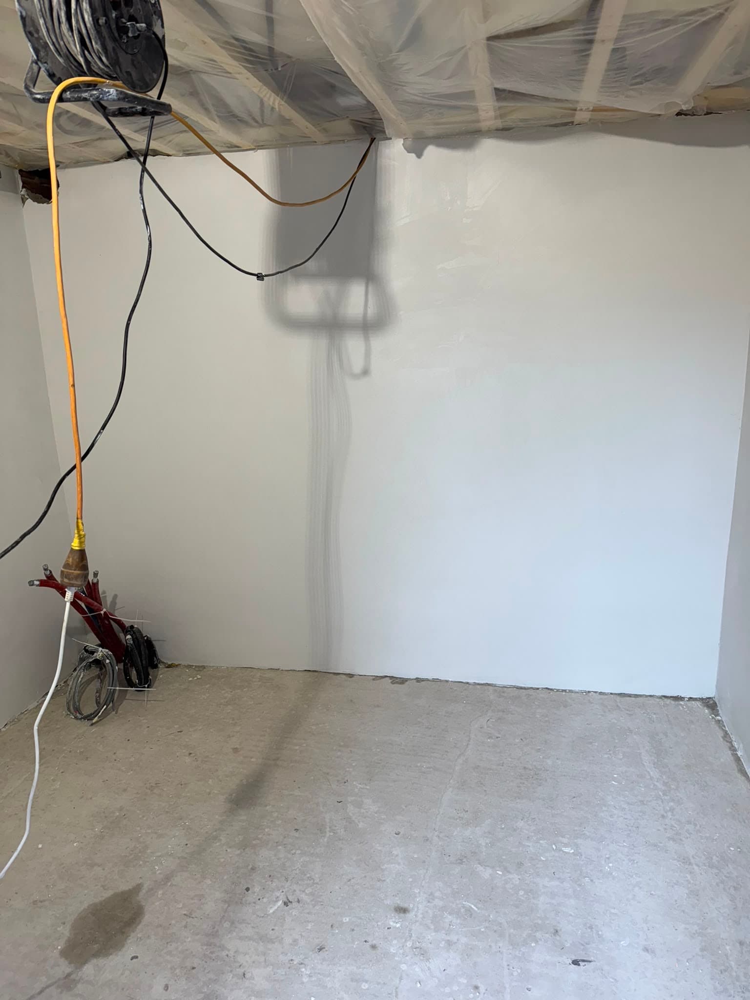 Drogend stucwerk op een wand met een stucmachine